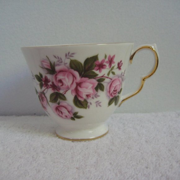 Queen Anne bone china teacup & saucer - Picture 5 of 5